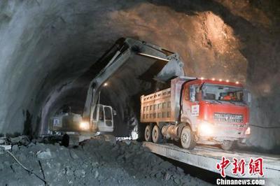 成昆鐵路復線四川境內首座特長隧道貫通 鐵路專用測量技術助力攻堅