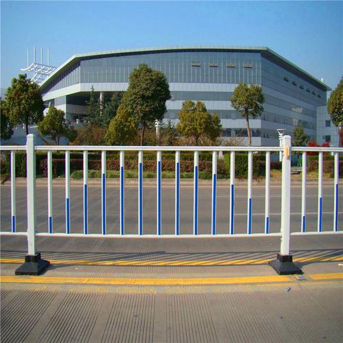市政隔離柵與市政道路護欄全面解析 從功能到廠家選擇